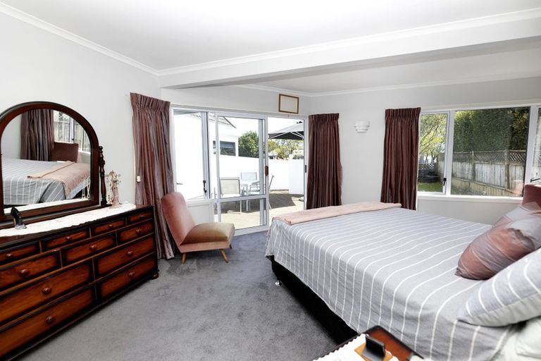Photo of property in 1 Larsen Place, Merrilands, New Plymouth, 4312
