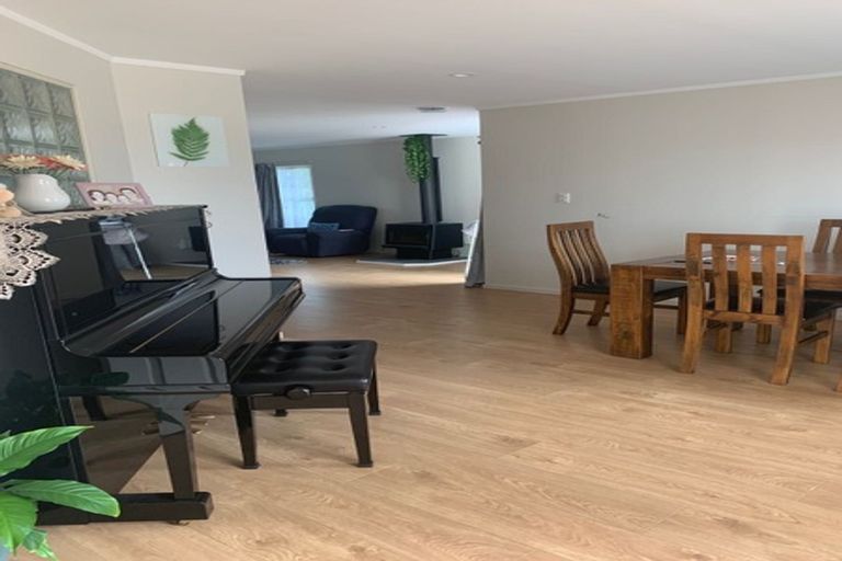 Photo of property in 15 Vermeer Place, West Harbour, Auckland, 0618