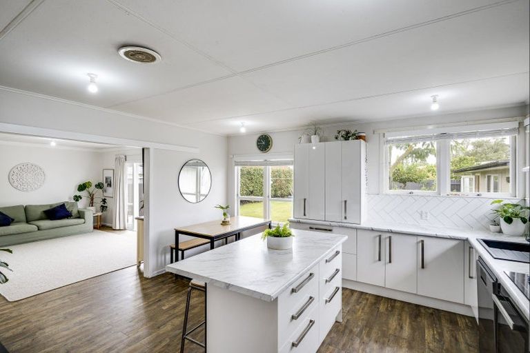 Photo of property in 10 Lipscombe Crescent, Havelock North, 4130