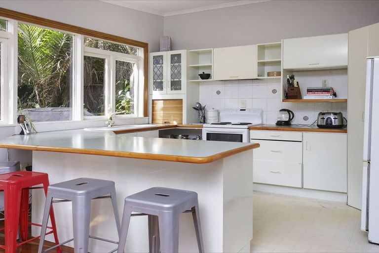 Photo of property in 18 Waima Crescent, Titirangi, Auckland, 0604