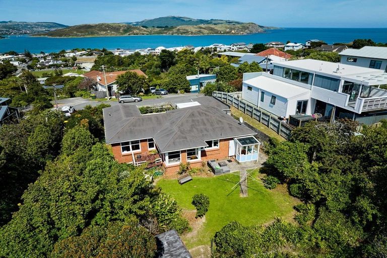 Photo of property in 19 Corlett Road, Plimmerton, Porirua, 5026