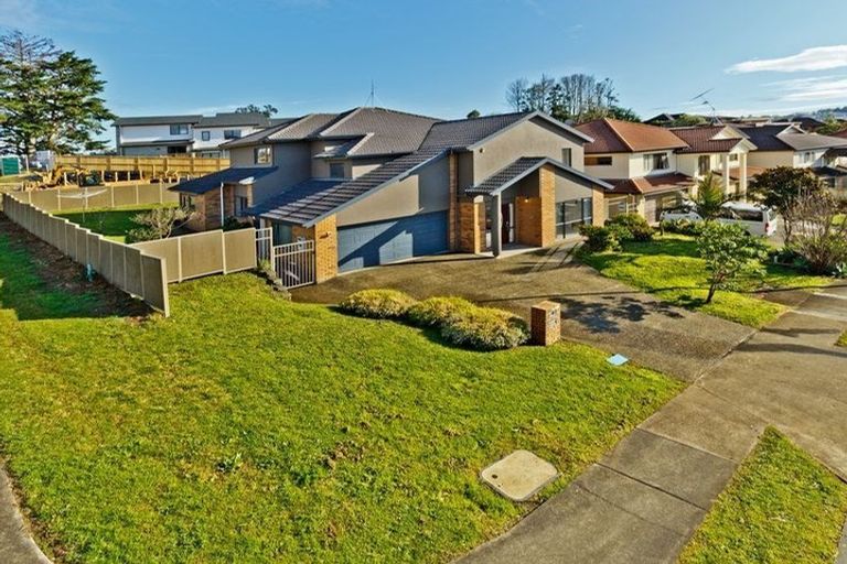 Photo of property in 77 Medallion Drive, Oteha, Auckland, 0632