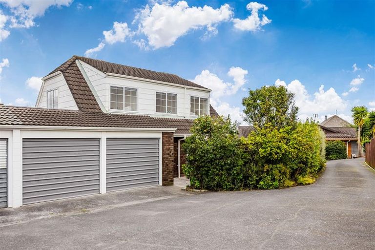 Photo of property in 1/5 Kadina Place, Botany Downs, Auckland, 2010