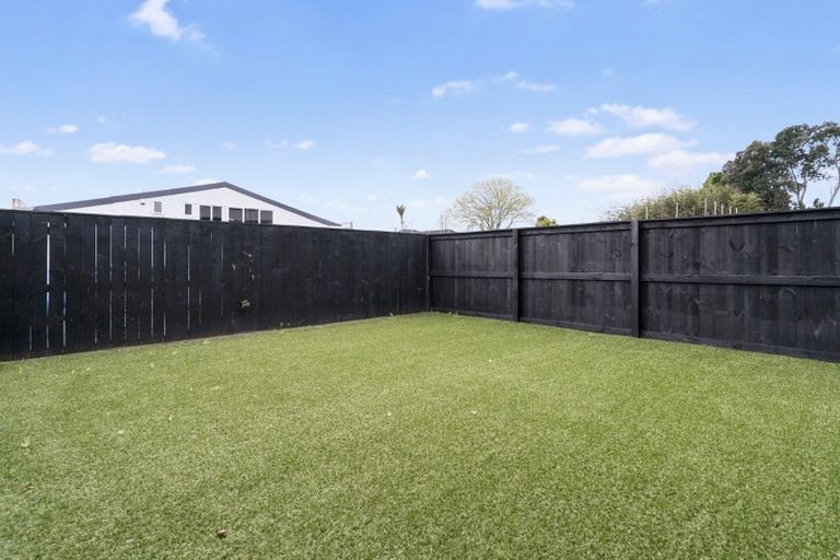 Photo of property in 1/4045f Great North Road, Glen Eden, Auckland, 0602