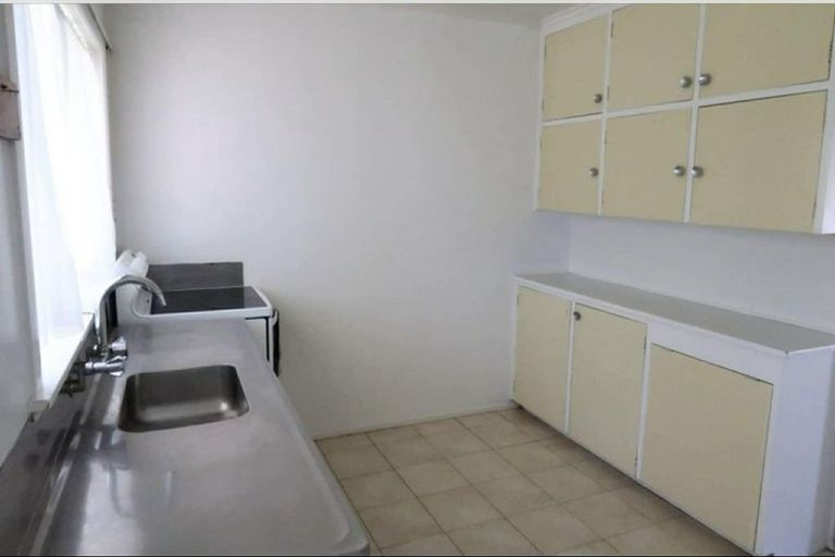 Photo of property in 32 Raleigh Road, Northcote, Auckland, 0627