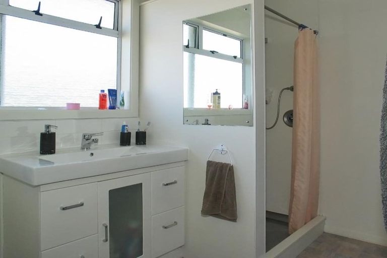 Photo of property in 10 Roberts Street, Tawa, Wellington, 5028