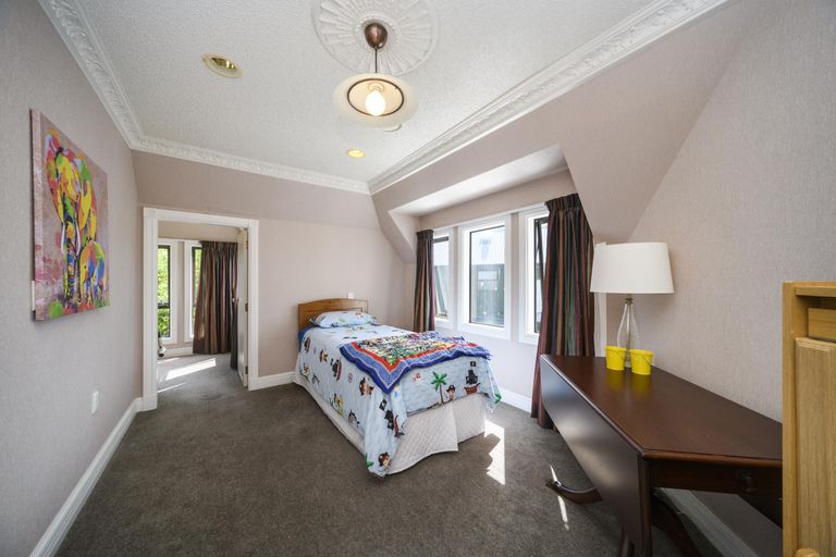 Photo of property in 21 Springdale Grove, Fitzherbert, Palmerston North, 4410