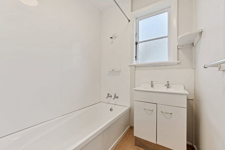 Photo of property in 42 Pitcairn Crescent, Bryndwr, Christchurch, 8053