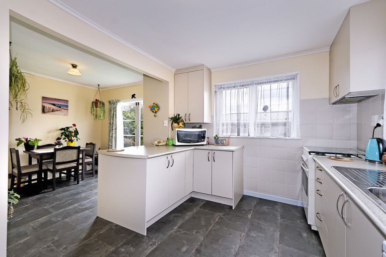 Photo of property in 1/9 Vardon Road, Green Bay, Auckland, 0604