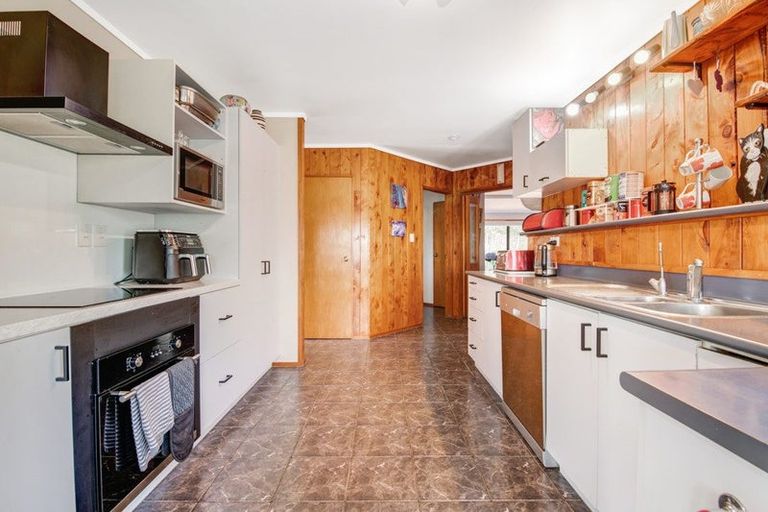 Photo of property in 2 Hand Road, Helensville, 0800