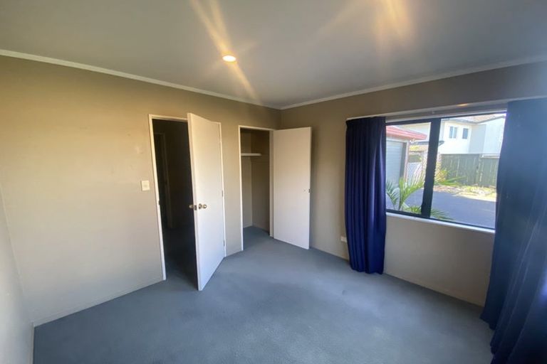 Photo of property in 2/8 Mossop Rise, Glenfield, Auckland, 0629