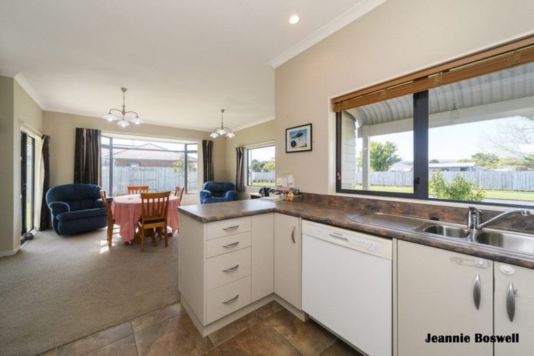 Photo of property in 6 Pegasus Place, Kelvin Grove, Palmerston North, 4414