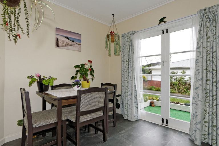 Photo of property in 1/9 Vardon Road, Green Bay, Auckland, 0604