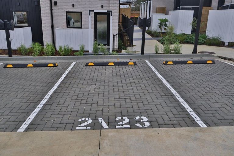 Photo of property in 2/23 Awaroa Road, Sunnyvale, Auckland, 0612