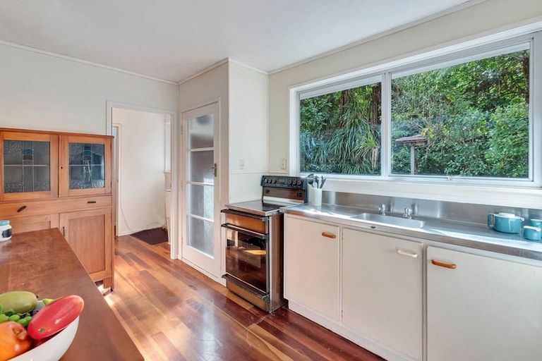 Photo of property in 18 Ngaio Road, Titirangi, Auckland, 0604