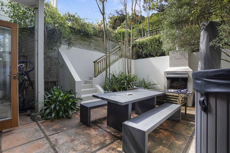 Photo of property in 43 Grove Road, Kelburn, Wellington, 6012