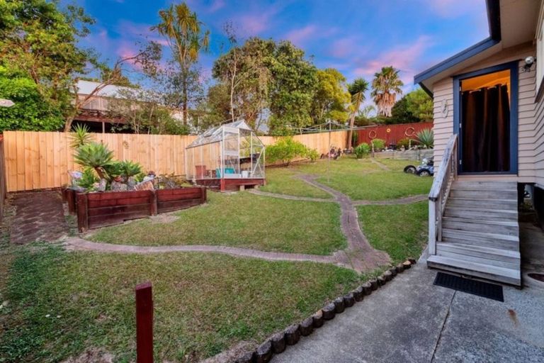 Photo of property in 3 Lanigan Street, Birkdale, Auckland, 0626