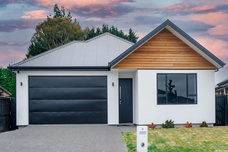 Photo of property in 19 Tara Crescent, Woodend, 7610