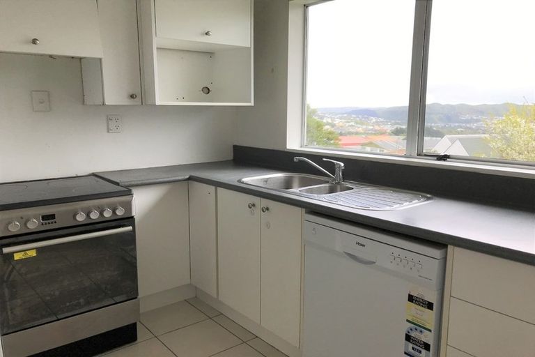 Photo of property in 15a Bayswater Place, Newlands, Wellington, 6037