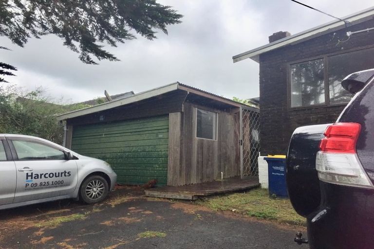 Photo of property in 18 Cliff View Drive, Green Bay, Auckland, 0604