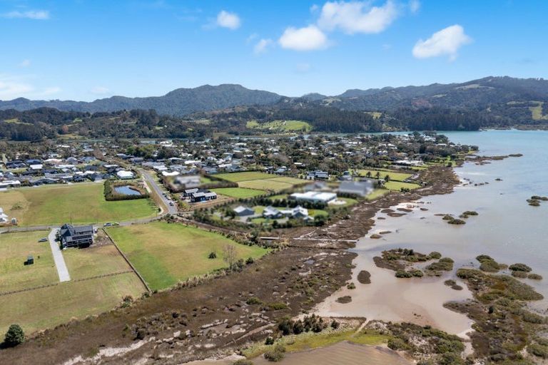 Photo of property in 31 Sandpiper Avenue, Point Wells, 0986