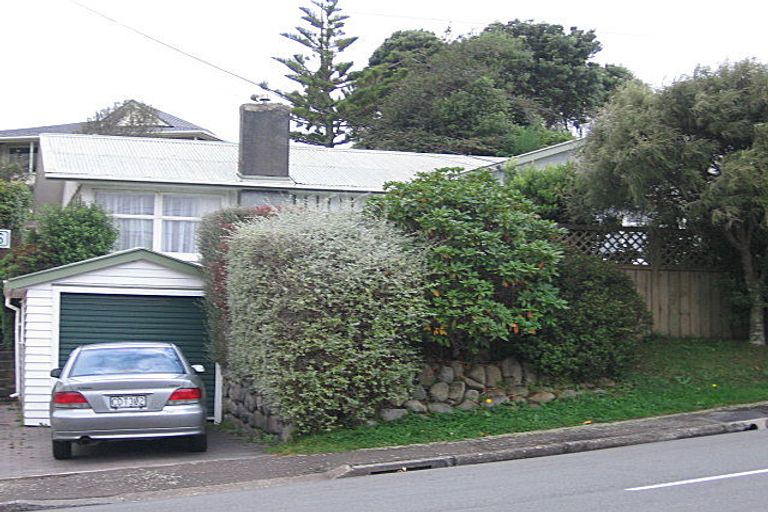 Photo of property in 27 Catherine Crescent, Paparangi, Wellington, 6037