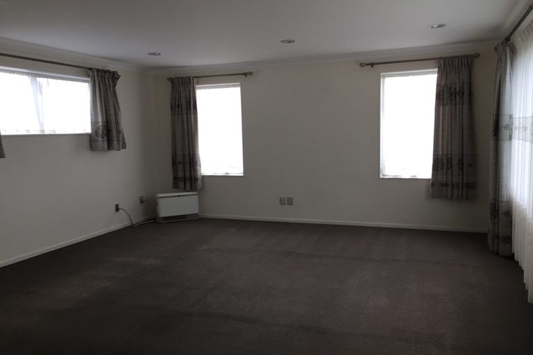 Photo of property in 8a The Rosebowl, Sunnyhills, Auckland, 2010