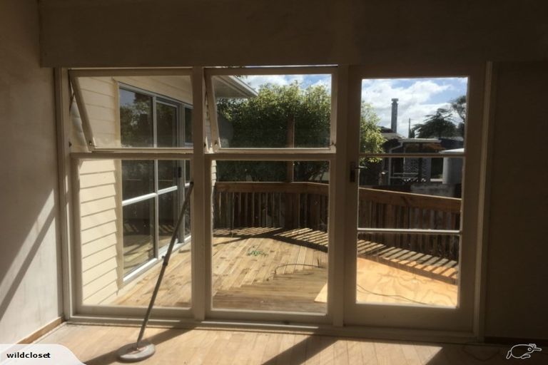 Photo of property in 92 Te Atatu Road, Te Atatu South, Auckland, 0610