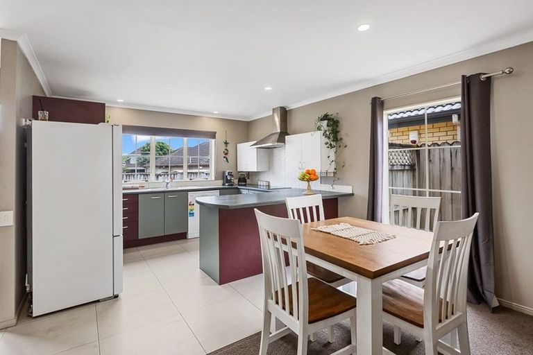 Photo of property in 10 Peachstone Lane, Henderson, Auckland, 0612
