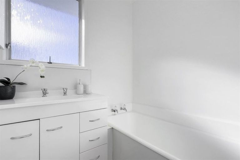 Photo of property in 1/8 Tallington Crescent, Torbay, Auckland, 0630