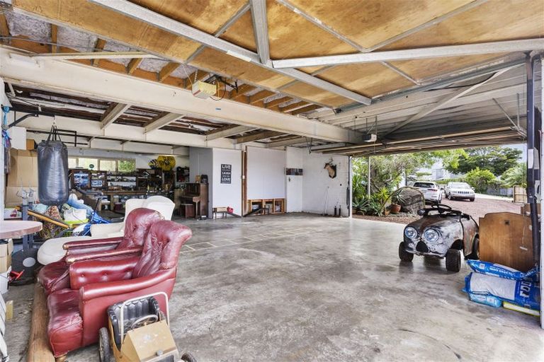 Photo of property in 76 Marine Parade, Mellons Bay, Auckland, 2014