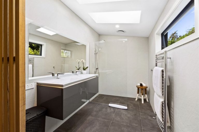 Photo of property in 34 Cedar Drive, Kelvin Heights, Queenstown, 9300