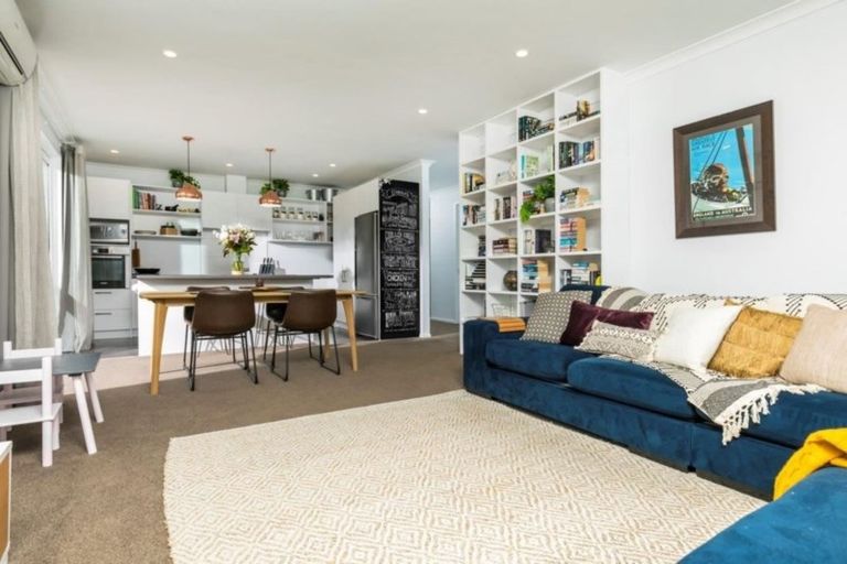 Photo of property in 5 Aporo Drive, Kumeu, 0810