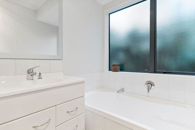 Photo of property in 25 Black Teal Close, Unsworth Heights, Auckland, 0632