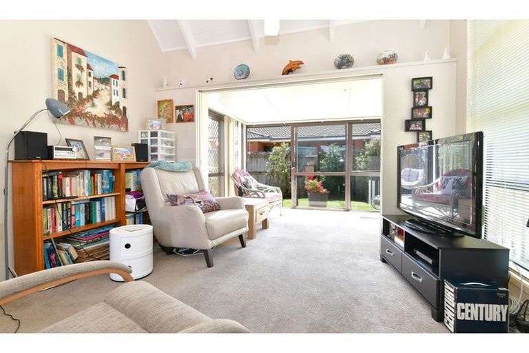 Photo of property in 10 Bellbird Place, Orewa, 0931