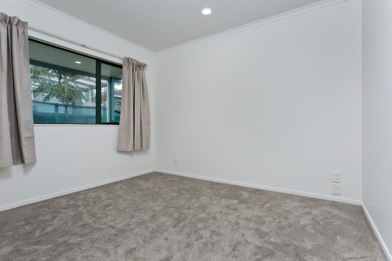 Photo of property in 33 Athena Drive, Totara Vale, Auckland, 0629