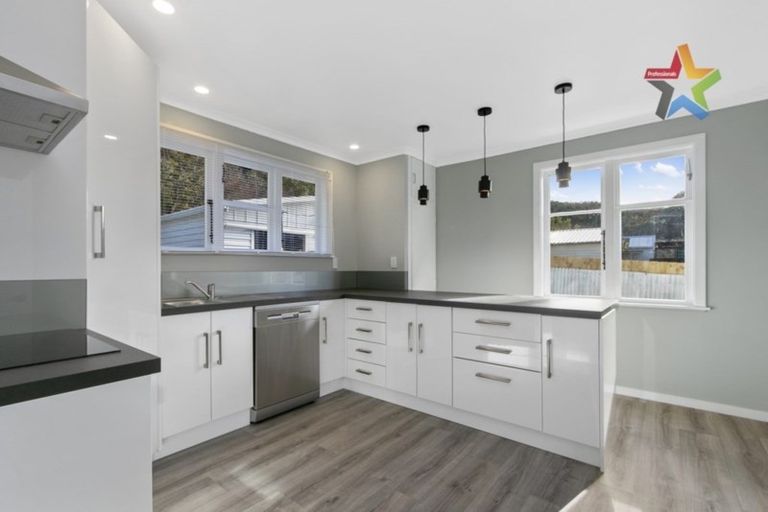 Photo of property in 121 Wellington Road, Wainuiomata, Lower Hutt, 5014