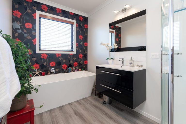 Photo of property in 18 Takahe Drive, Paraparaumu Beach, Paraparaumu, 5032