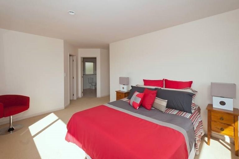 Photo of property in 11 Trotting Terrace, Fairview Heights, Auckland, 0632