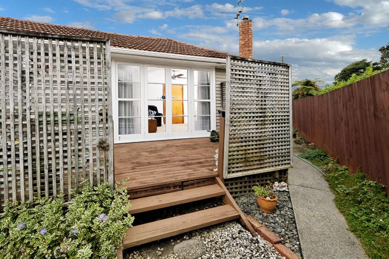 Photo of property in 1/9 Vardon Road, Green Bay, Auckland, 0604