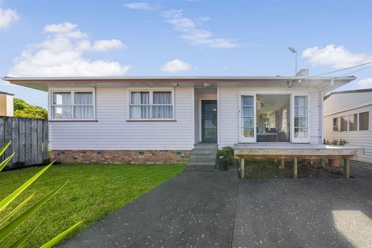 Photo of property in 7 Beach Road, Te Atatu Peninsula, Auckland, 0610