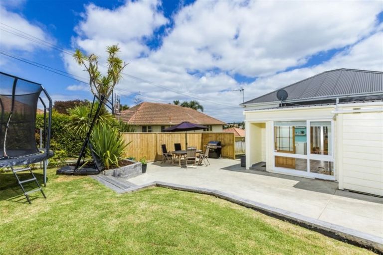 Photo of property in 15 Kawerau Avenue, Devonport, Auckland, 0624