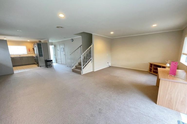 Photo of property in 2/19 Nimstedt Avenue, Oteha, Auckland, 0632