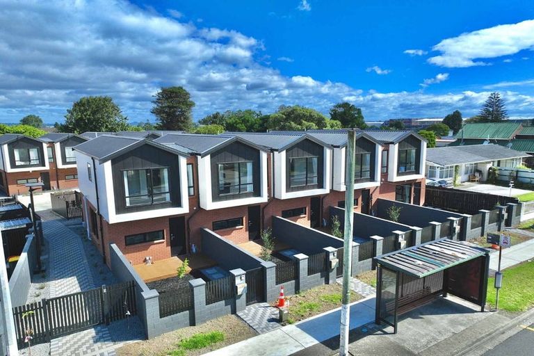 Photo of property in 2/287 Massey Road, Mangere East, Auckland, 2024