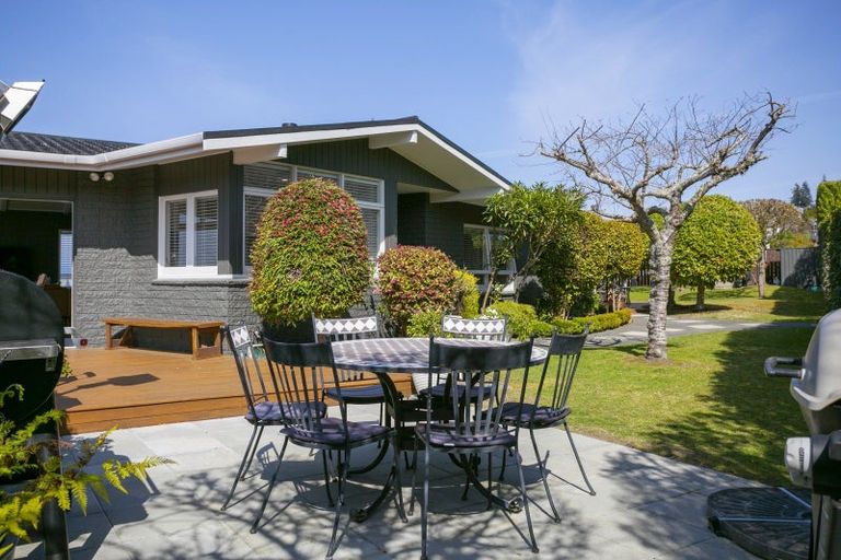Photo of property in 1 Besley Place, Acacia Bay, Taupo, 3330