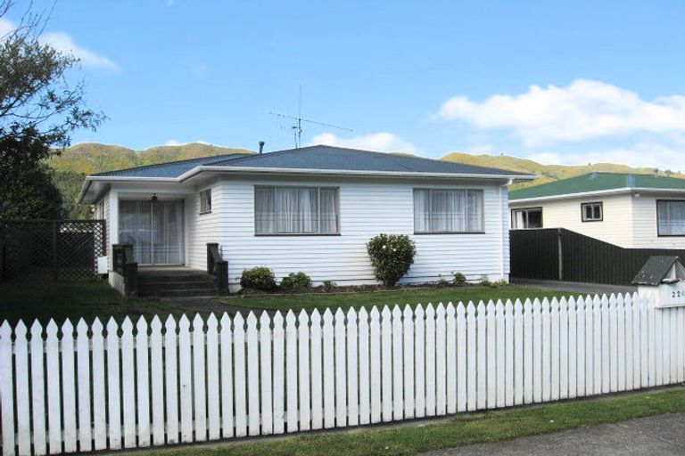 Photo of property in 220 Wellington Road, Wainuiomata, Lower Hutt, 5014