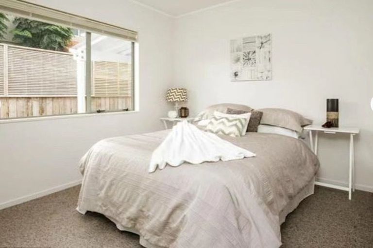 Photo of property in 1 Bridgehead Cove, West Harbour, Auckland, 0618