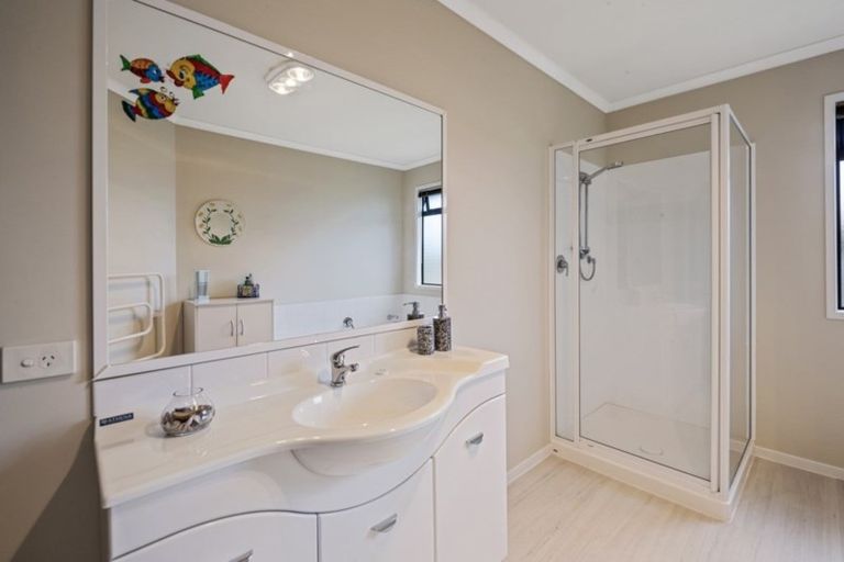 Photo of property in 14 Lakemere Way, Kinloch, Taupo, 3377