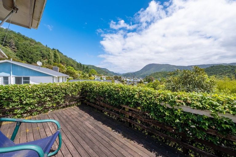 Photo of property in 77 Milton Terrace, Picton, 7220