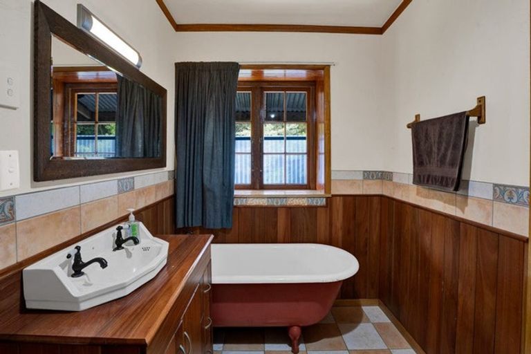 Photo of property in 100 Conway Road, Eltham, 4322